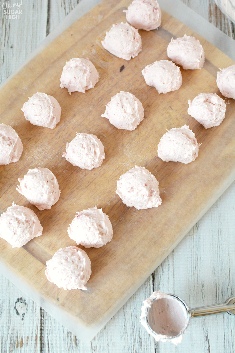 This Strawberry Keto Fat Bomb recipe gives you a slightly sweet and all too perfect way to get those healthy fats for those on a keto diet! Perfectly proportioned soft snacks, these fat bombs will push away your hunger and keep you satisfied all day long.